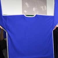 「オム・プリッセ・イッセイ・ミヤケ（HOMME PLISSE ISSEY MIYAKE）」の服には、縫製後にプリーツをかける「製品プリーツ」の手法を採用。写真はプリーツをかける前。