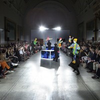 ロンドンV&Aで開催された山本寛斎のファッションショー「Fashion in Motion "Kansai Yamamoto" Fashion Show」