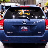 デニム生地でラッピングされた「カローラ・ハイブリッド・ジーンズ（COROLLA HYBRID JEANS）」