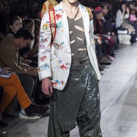 ロンドンV&Aで開催された山本寛斎のファッションショー「Fashion in Motion "Kansai Yamamoto" Fashion Show」