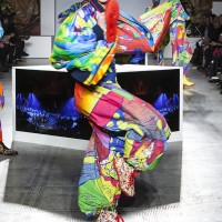 ロンドンV&Aで開催された山本寛斎のファッションショー「Fashion in Motion "Kansai Yamamoto" Fashion Show」