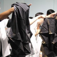 「132 5.ISSEY MIYAKE」のものづくりついて説明する、イッセイ・ミヤケのリアリティ・ラボチーム