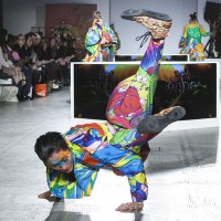 ロンドンV&Aで開催された山本寛斎のファッションショー「Fashion in Motion "Kansai Yamamoto" Fashion Show」