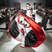 ロンドンV&Aで開催された山本寛斎のファッションショー「Fashion in Motion "Kansai Yamamoto" Fashion Show」