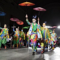 ロンドンV&Aで開催された山本寛斎のファッションショー「Fashion in Motion "Kansai Yamamoto" Fashion Show」