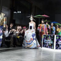 ロンドンV&Aで開催された山本寛斎のファッションショー「Fashion in Motion "Kansai Yamamoto" Fashion Show」