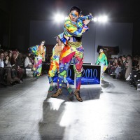 ロンドンV&Aで開催された山本寛斎のファッションショー「Fashion in Motion "Kansai Yamamoto" Fashion Show」