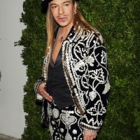 2010年CFDAファッションアワードに出席したジョン・ガリアーノ