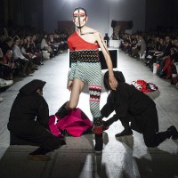 ロンドンV&Aで開催された山本寛斎のファッションショー「Fashion in Motion "Kansai Yamamoto" Fashion Show」