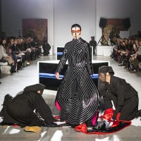 ロンドンV&Aで開催された山本寛斎のファッションショー「Fashion in Motion "Kansai Yamamoto" Fashion Show」