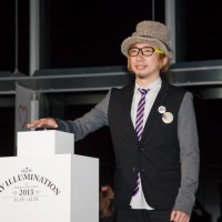 点灯ボタンを押す増田セバスチャン氏