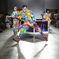 ロンドンV&Aで開催された山本寛斎のファッションショー「Fashion in Motion "Kansai Yamamoto" Fashion Show」