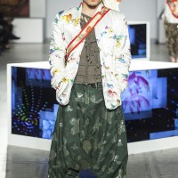 ロンドンV&Aで開催された山本寛斎のファッションショー「Fashion in Motion "Kansai Yamamoto" Fashion Show」