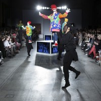 ロンドンV&Aで開催された山本寛斎のファッションショー「Fashion in Motion "Kansai Yamamoto" Fashion Show」