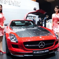 エーディグリーファーレンハイト天津憂が手掛けたメルセデス・ベンツのコンパニオンのユニフォームはSLS AMG GT FINAL EDITIONからインスピレーションを受けたもの