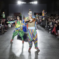 ロンドンV&Aで開催された山本寛斎のファッションショー「Fashion in Motion "Kansai Yamamoto" Fashion Show」