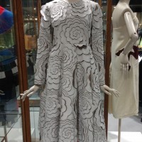 2006年発表のドレス。ドーバーストリートマーケット・ギンザでの「クロエ」のアーカイブ展