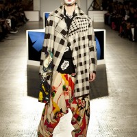 ロンドンV&Aで開催された山本寛斎のファッションショー「Fashion in Motion "Kansai Yamamoto" Fashion Show」