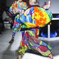 ロンドンV&Aで開催された山本寛斎のファッションショー「Fashion in Motion "Kansai Yamamoto" Fashion Show」