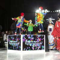 ロンドンV&Aで開催された山本寛斎のファッションショー「Fashion in Motion "Kansai Yamamoto" Fashion Show」