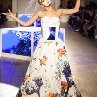 ロンドンV&Aで開催された山本寛斎のファッションショー「Fashion in Motion "Kansai Yamamoto" Fashion Show」