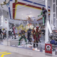 東映特撮ヒーロー作品の体験型エンターテインメントミュージアム「東映ヒーローワールド」。仮面ライダーや戦隊ヒーローがディスプレイ