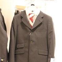 「ジェイプレス」など紳士服ブランドの子供服も取り揃え、父子お揃いのファッションも楽しめる