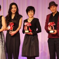 左から鈴木保奈美、浅野温子、竹下景子、市原隼人