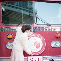 「SK-II 美肌ピテラドックバス」のフロントに綾瀬自らが「美肌ピテラドックマーク」を設置