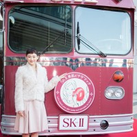 「SK-II 美肌ピテラドックバス」のフロントに綾瀬自らが「美肌ピテラドックマーク」を設置