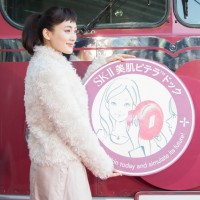 「SK-II 美肌ピテラドックバス」のフロントに綾瀬自らが「美肌ピテラドックマーク」を設置