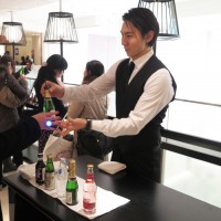 来場者には店内数ヶ所でドリンクが振る舞われた