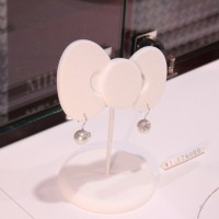 キティのリボンをあしらったピアス