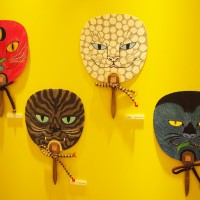 石黒亜矢子「化け猫うちわ展」　伊勢丹新宿店本館2階グローバルクローゼットギャラリーにて