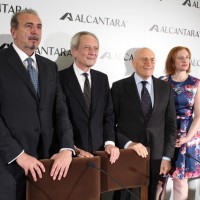 左より、アルカンターラ社会長兼CEO アンドレア・ボラーニョ氏、駐日イタリア大使 ドメニコ・ジョルジ氏、伊日財団会長 ウンベルト・ヴァッターニ氏