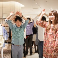 撮影前にはチームとに念入りに踊りの復習する姿も見られた