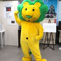 記者発表には「LION」のキャラクターも応援にかけつけた