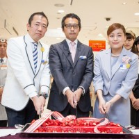 古屋毅彦本店長らがケーキカット