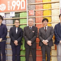 （左から）ジーユー御徒町店・井上幸紀店長店長、株式会社吉池 代表取締役・高橋新平、株式会社ファーストリテイリング グループ上席執行役員・果瀬 聡、ユニクロ 御徒町店・小川知海店長