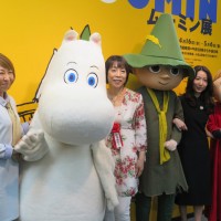 アニメ「楽しいムーミン一家」の声優を担当した高山みなみさん、佐久間レイさん、OPテーマ曲担当の白鳥英美子さんがムーミンファミリーとともに登場