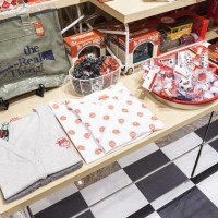 Tシャツ、カーディガンは新宿伊勢丹限定品