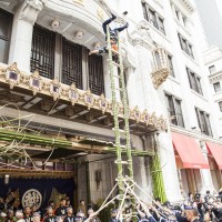 新しい未来への門出を祝い、はしご乗りの演技が披露された