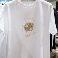 パスタの中に宇宙が現れたチボマットの限定Tシャツ