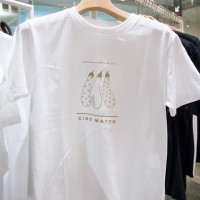 白地にゴールドで茄子が描かれたチボマットの限定Tシャツ