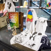 動物のイラストと共にユーモアのある言葉がプリントされているTシャツを販売