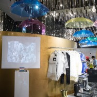 店内には『Sing in the Rain（雨に唄えば）』が流れている