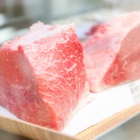 小島商店の国産熟成肉は、繊維を壊して味が変わらないように全て手切りで用意される