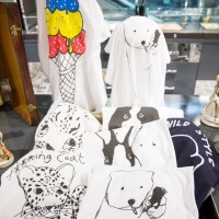 動物のイラストと共にユーモアのある言葉がプリントされているTシャツを販売