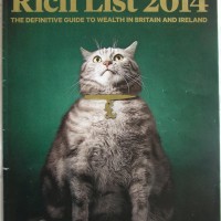 『サンデータイムズ』紙「リッチリスト」2014年版の表紙。太った猫（ファットキャット）は「お金持ち」の意の俗語