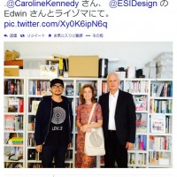 ライゾマティクスの真鍋大度氏ツイッター。キャロライン・ケネディ大使（中央）が持つバッグはPerfumeのツアーグッズ